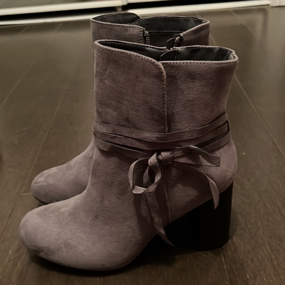 Gray side zip boot w heel size 8 - Picture 3 of 6